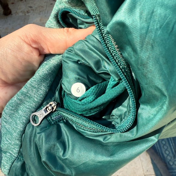 Lululemon Down for a run vest in forage teal. Size 6 - Picture 4 of 4